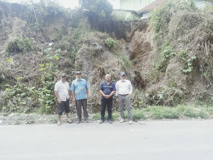 Kepala Dinas Perkim dan DPRD Karo Tinjau Longsoran Tebing di Desa Ajijulu  