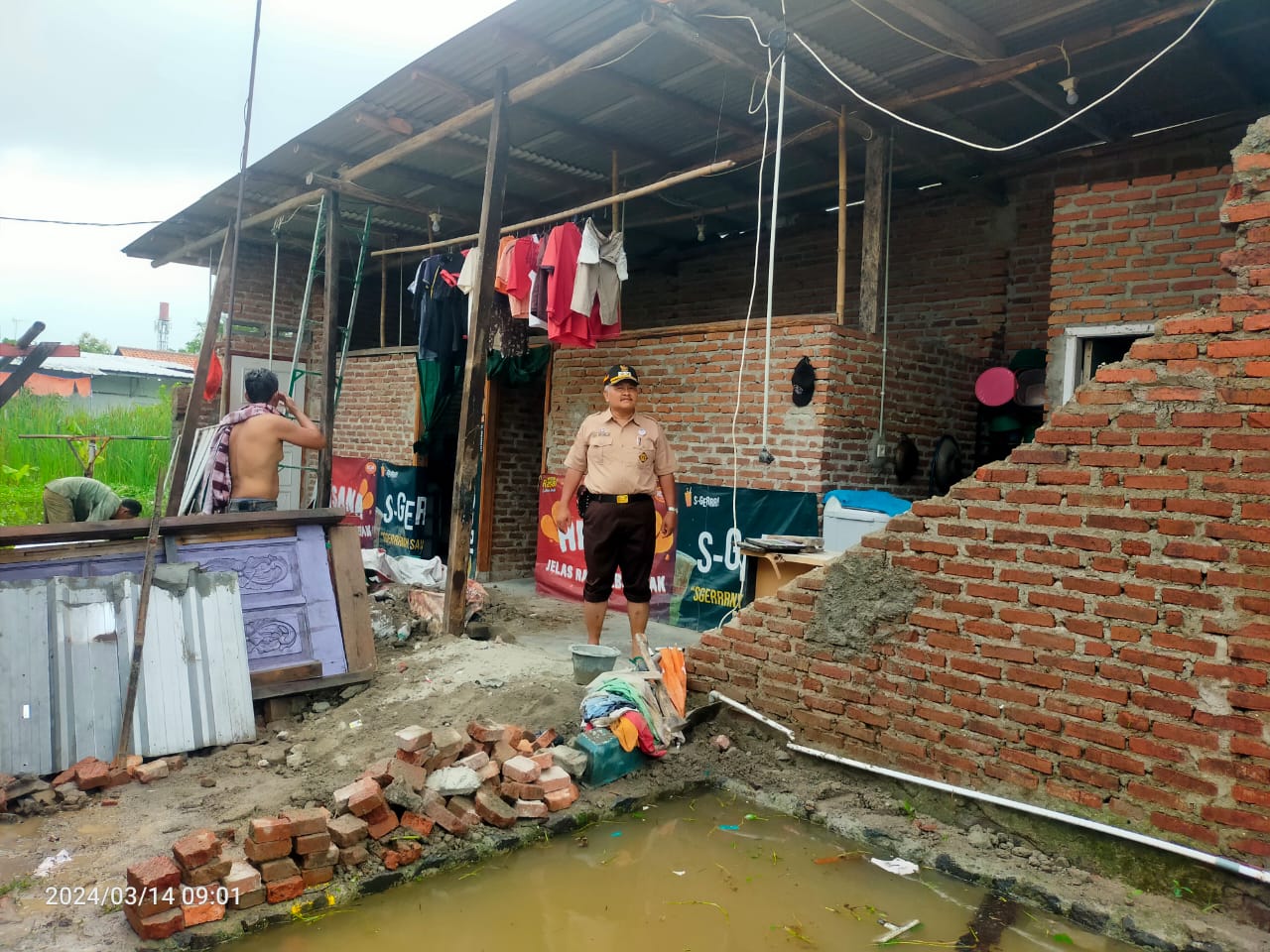 Rumah Semi Permanen Milik Penarik Becak di Blok Kandang Sapi Ambruk