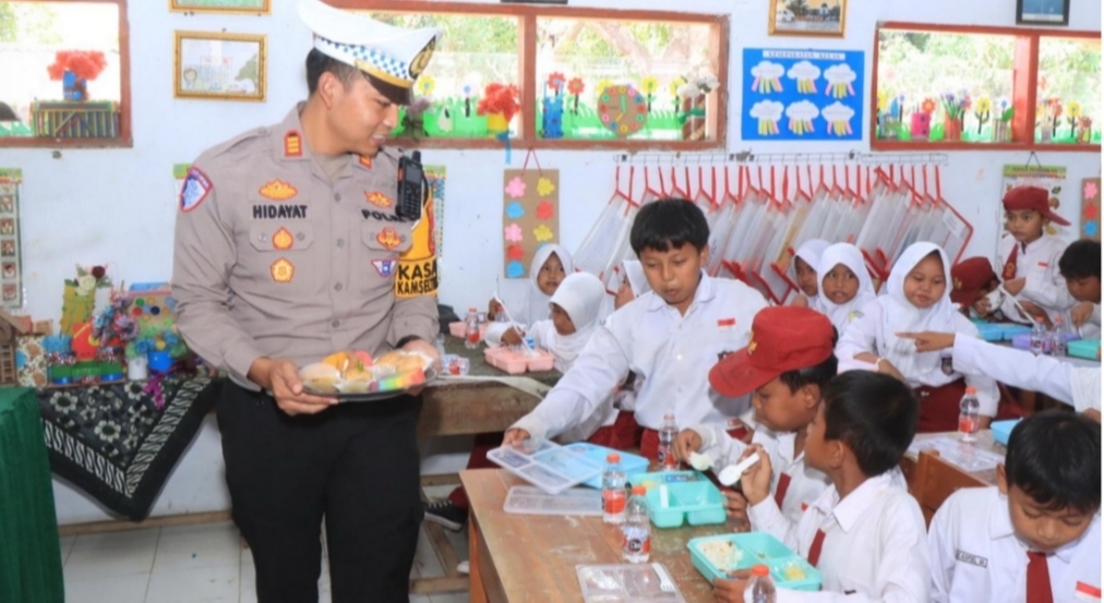 Mendukung Program Pemerintah Pusat, Polres Indramayu Bagikan Ratusan Makanan Bergizi Kepada Siswa SD Gelarmandala Balongan