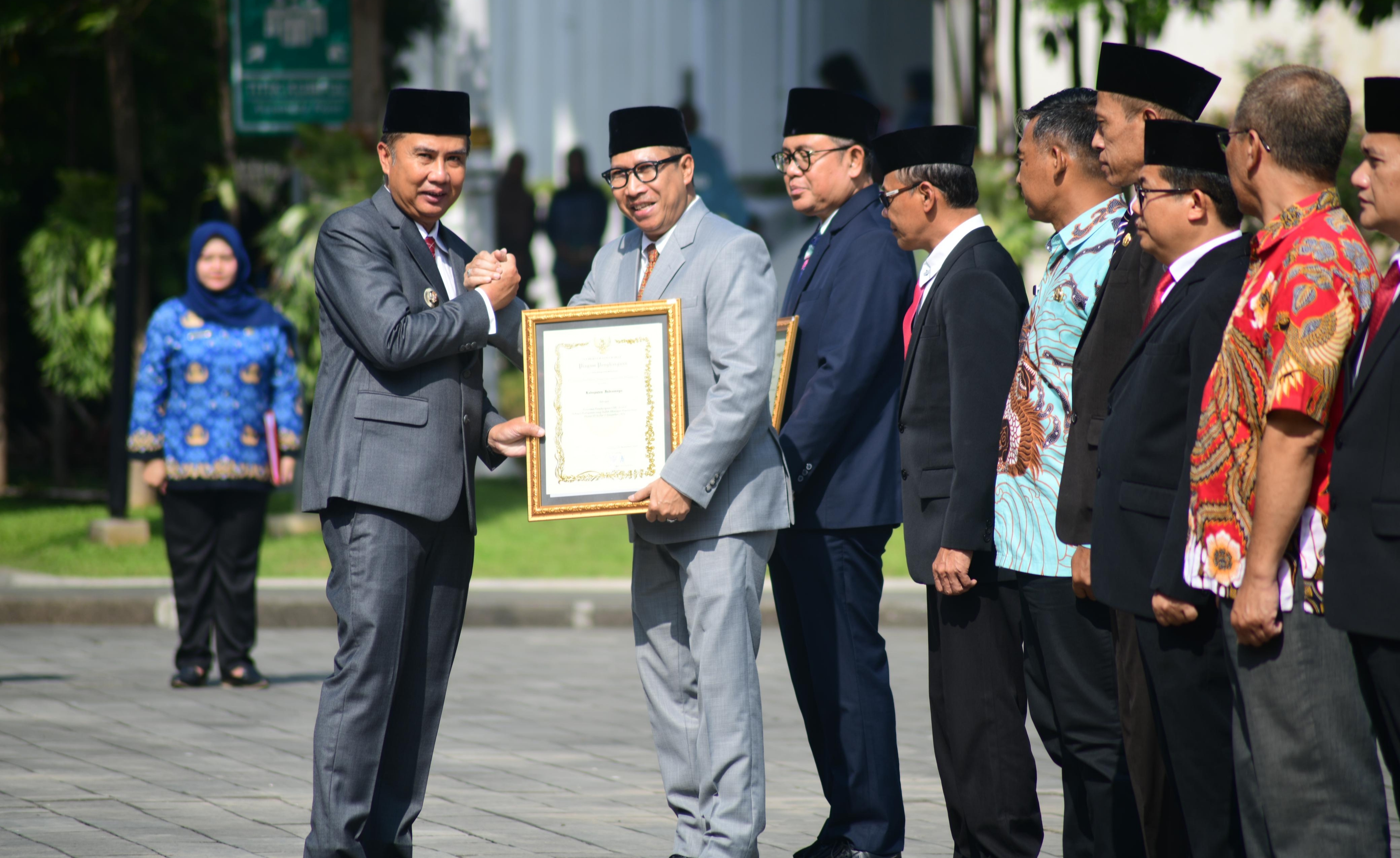 Kabupaten Indramayu Terima Penghargaan UHC Award dari Gubernur Jawa Barat