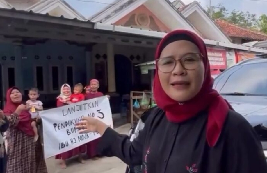 Nina Agustina Terharu Saat Ditepuk-Tepuk Pundaknya Oleh Warga, 