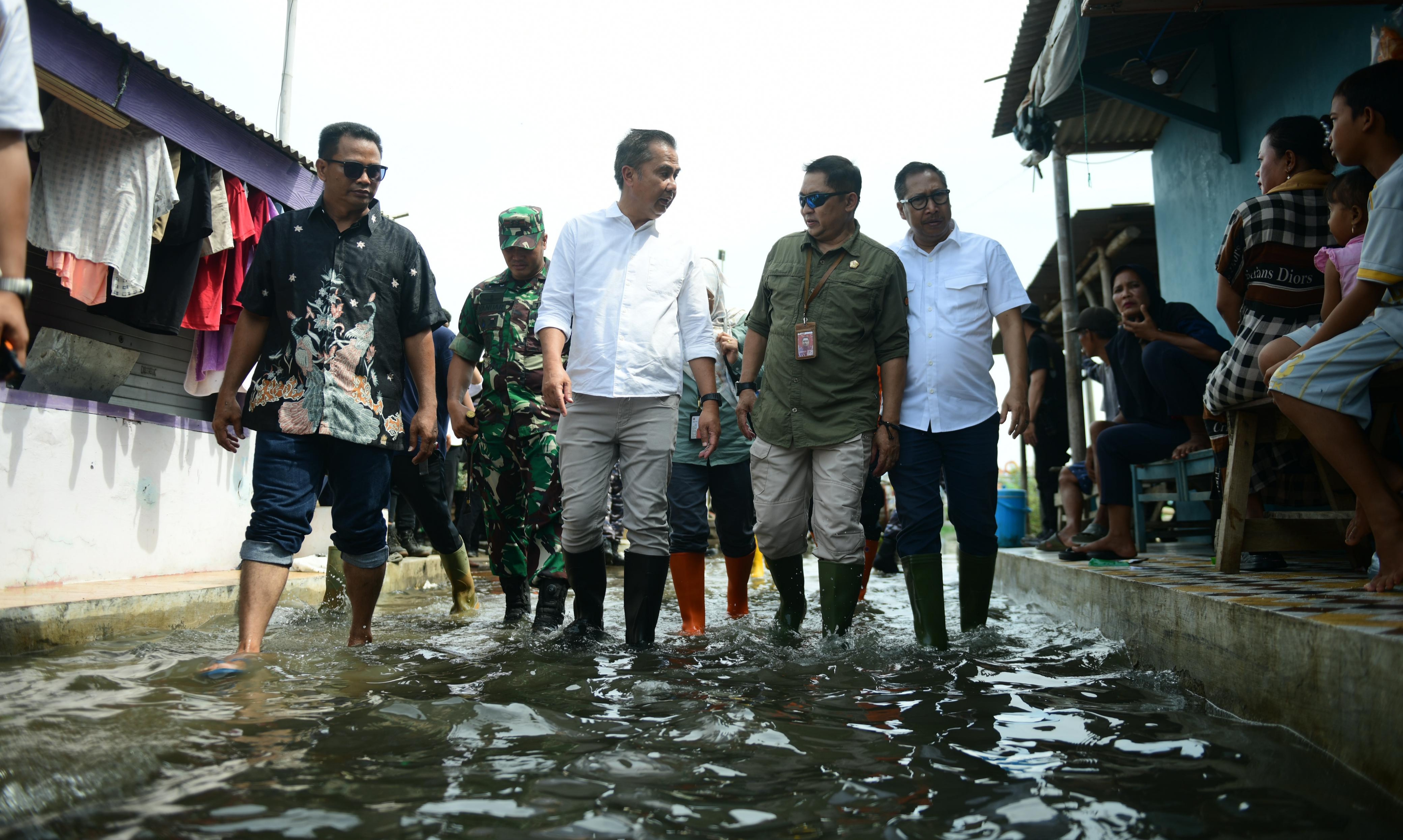 Pj Gubernur Tinjau Langsung Dampak Rob di Eretan Wetan, Masyarakat Desak Percepatan Penanggulangan