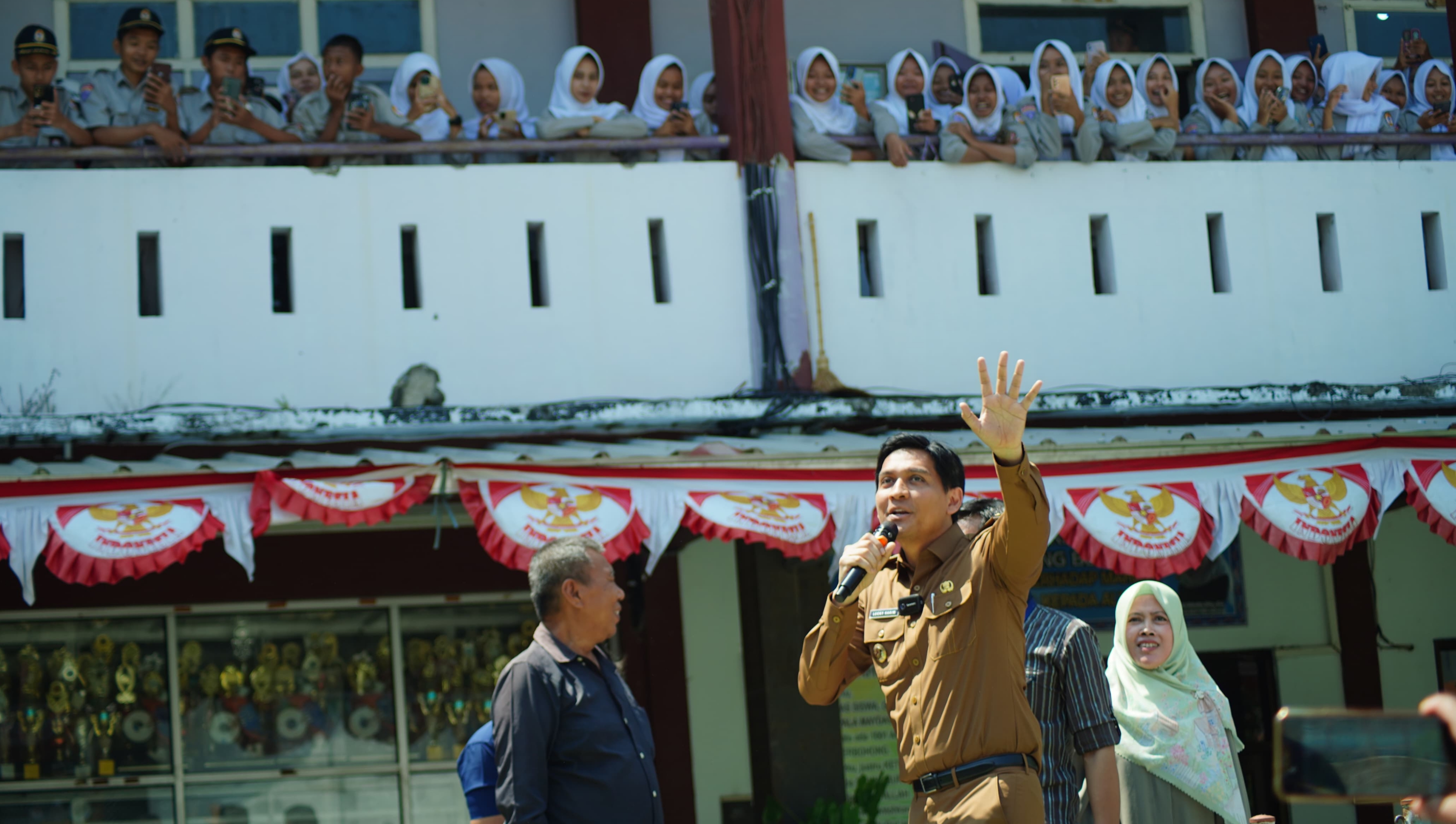 Cegah Pelajar Indramayu Terhasut Demo, Lucky Hakim  Keliling ke Sekolah 