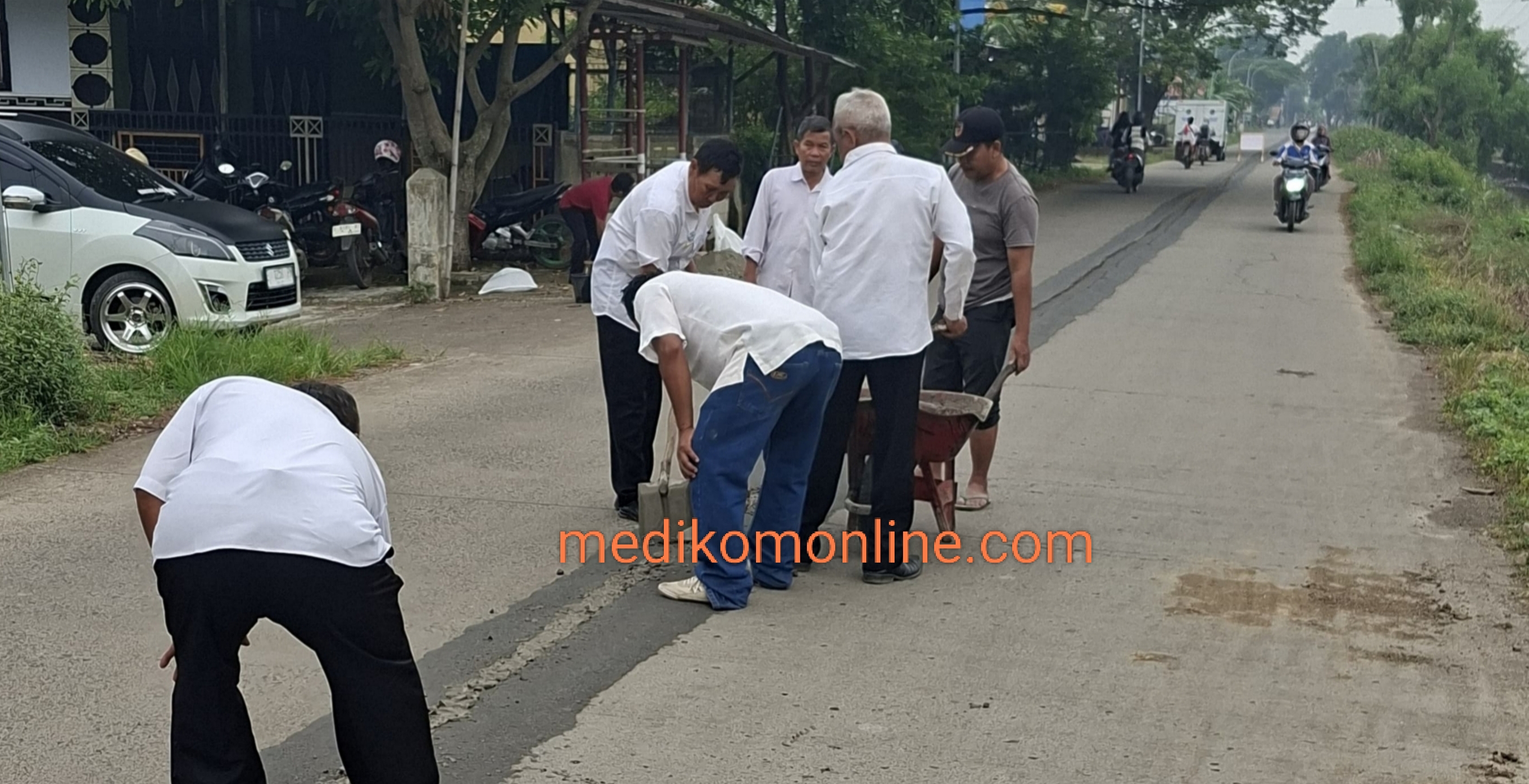 UPTD PUPR Losarang Lakukan Penanggulangan Jalan Berlubang 