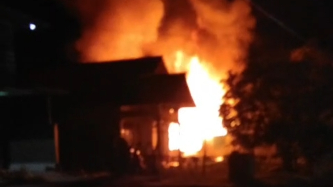 Dua Unit Rumah di Blok Lengo Desa Tamansari Lelea Ludes Dilalap Sijago Merah, Satu Korban Mengalami Luka Bakar