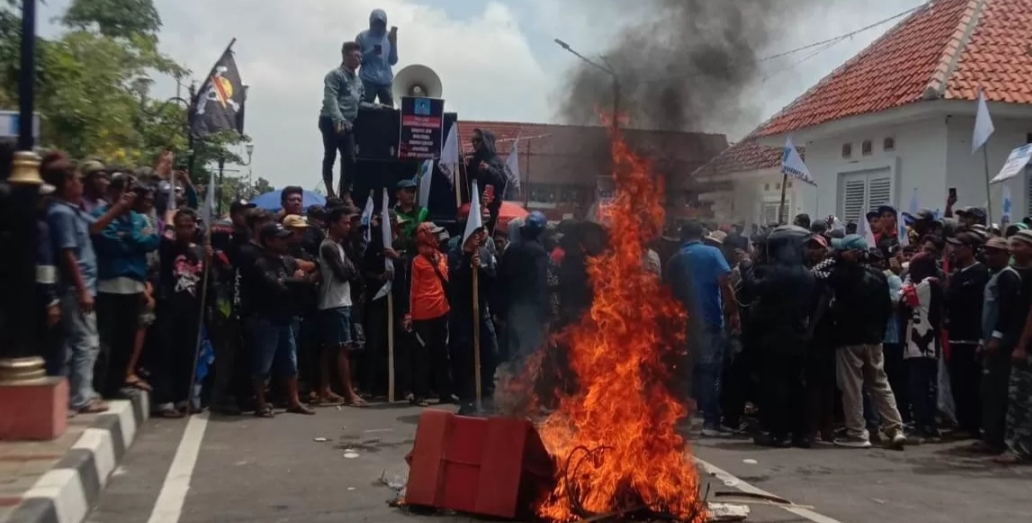 KOMPI Gelar Aksi Demo Tolak PSN, Berakhir Dengan Perusakan Fasilitas Publik Alun-Alun Pendopo Indramayu 