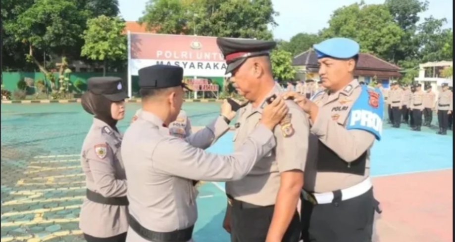 Anggota Bhabinkamtibmas Polres Indramayu Terima Kenaikan Pangkat Pengabdian