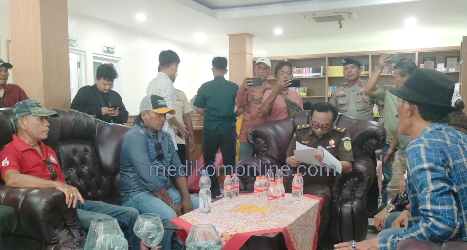 RATUSAN MASSA GEMI DESAK KEJAKSAAN TETAPKAN TERSANGKA TUPER DPRD INDRAMAYU SENILAI Rp 16,8 Miliar 