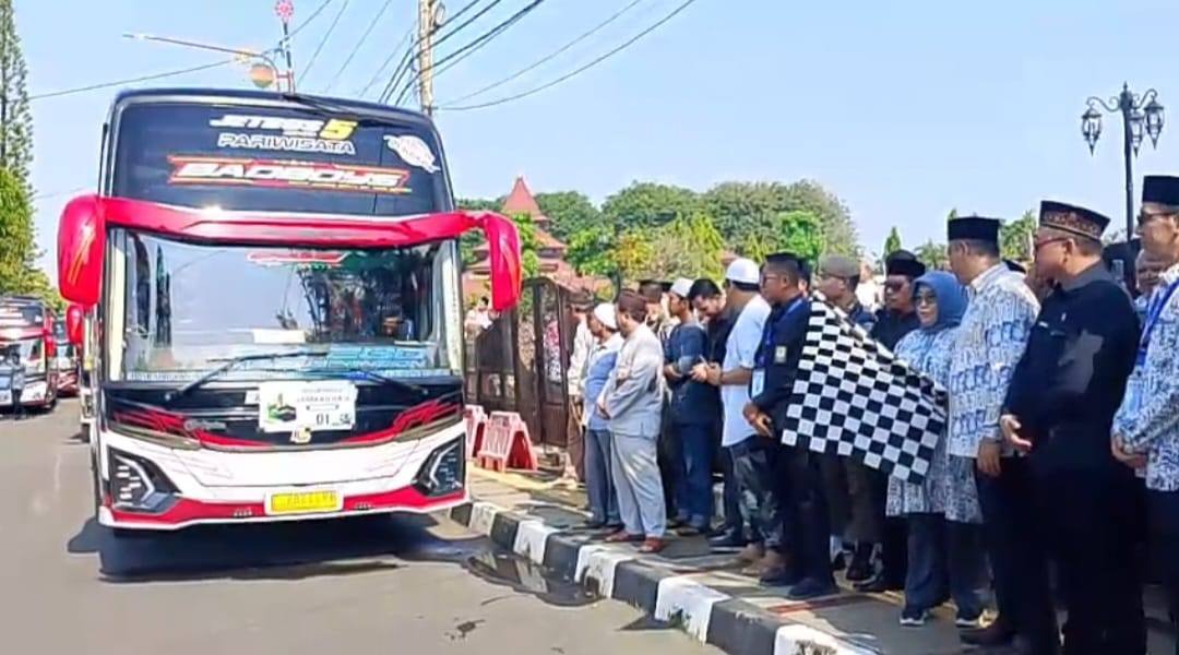 SEKDA AEP: DARI PENDOPO INDRAMAYU, 445 CALHAJ KLOTER 1 KERTAJATI DILEPAS MENUJU ASRAMA HAJI INDRAMAYU