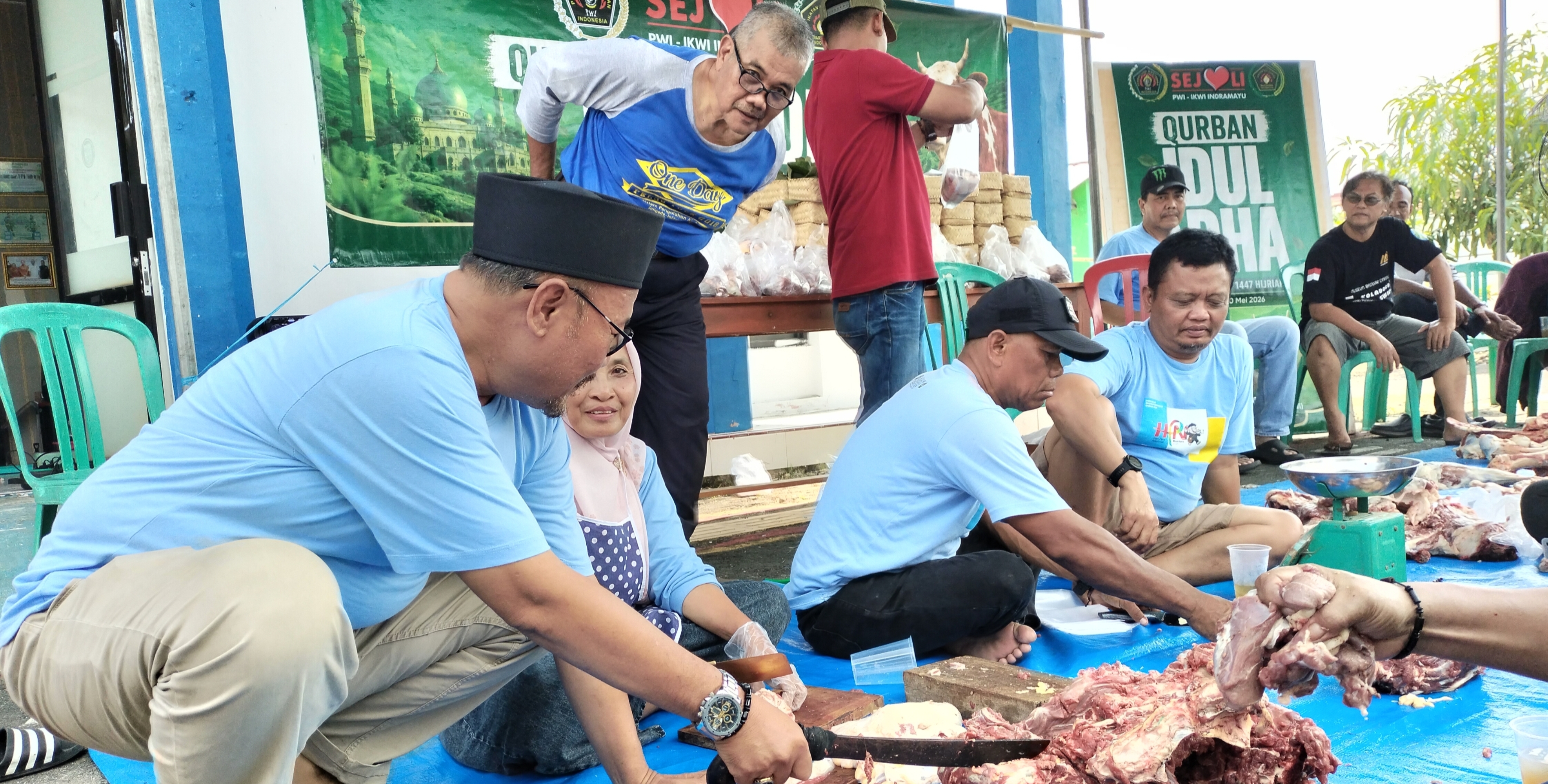 Ketua - Wanhat - Pengurus dan Anggota PWI - IKWI Indramayu Berjibaku Memotong Daging Kurban 