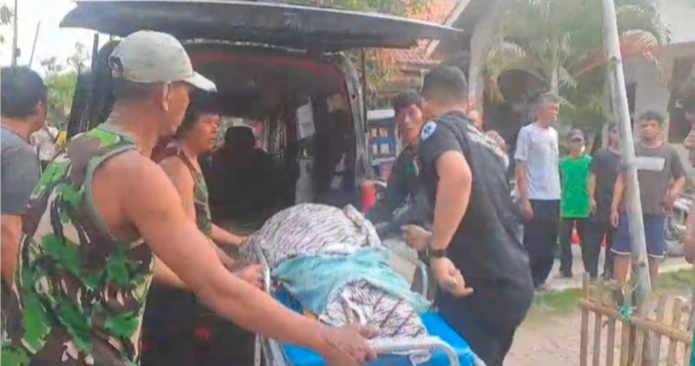 TUJUH JENAZAH KORBAN LAKA LANTAS JALUR PANTURA KIAJARAN KULON INDRAMAYU TIBA DIRUMAH DUKA