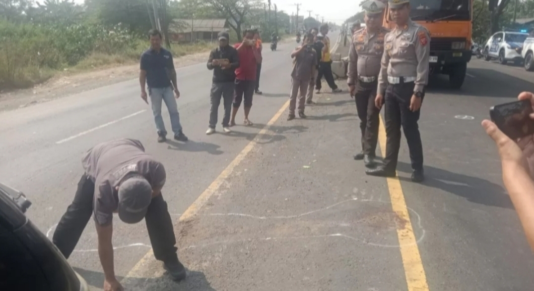 POLISI GELAR OLAH TKP KECELAKAAN MAUT JALUR PANTURA KIAJARAN KULON INDRAMAYU 