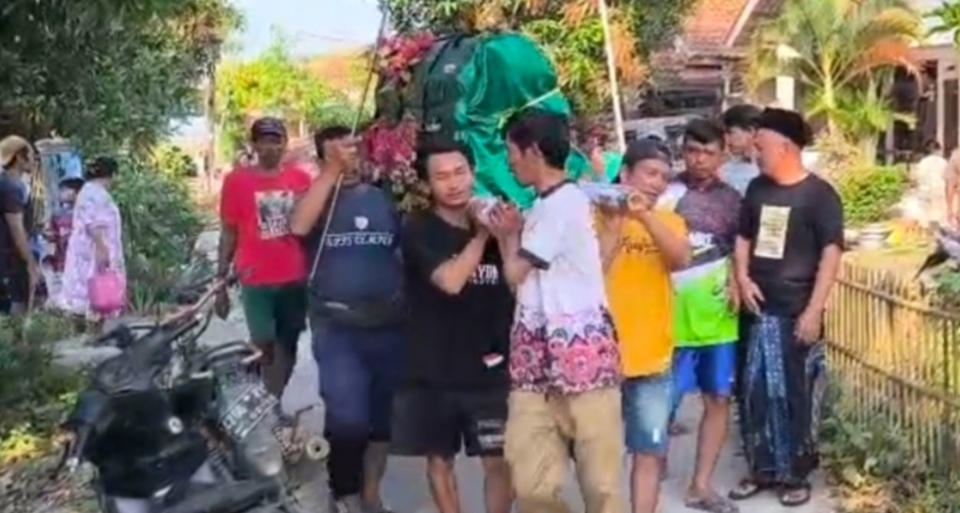 12 JENAZAH LAKA LANTAS  JALUR PANTURA INDRAMAYU DIMAKAMKAN DI TIGA TPU BERBEDA