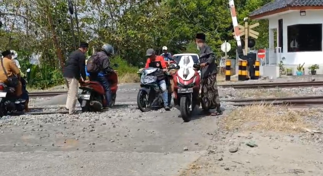 BERSERAKAN DI JALAN..! HAMPARAN BATU DITENGAH REL KERETA API TELAGASARI MEMBAHAYAKAN PENGGUNA SEPEDA MOTOR