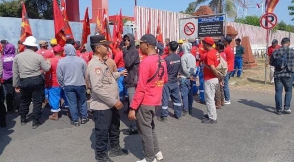 KASBI Gelar Aksi di Depan PT Pertamina ITB Balongan, Polisi Penuh Humanis Kawal Aksi 