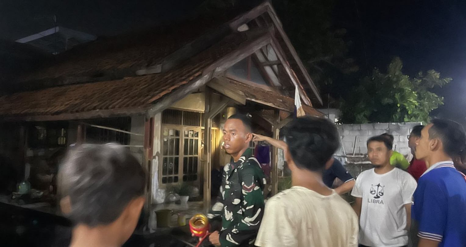 GERCEP..! PERSONEL TNI AD SIGAP BANTU PADAMKAN KEBAKARAN RUMAH WARGA DI DESA CIBERENG