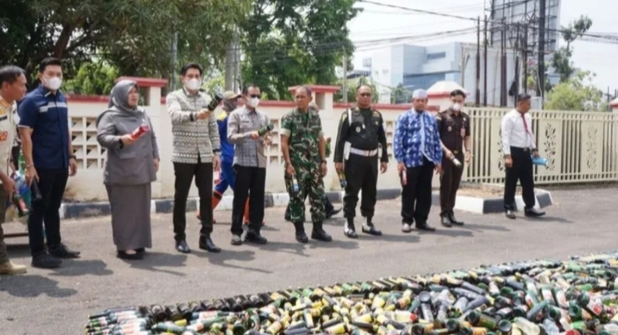 Dari Halaman Asrama Haji Lama Indramayu, Sembilan Ribuan Botol Mihol di Musnahkan  